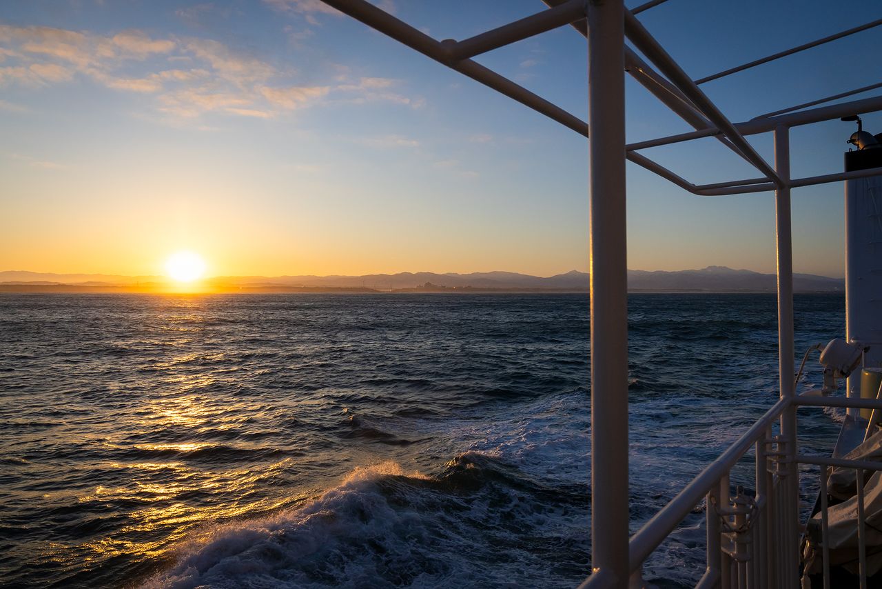 Les membres de l'équipage observent le lever du soleil à bord de l’Aguni, bercés par les vagues de la mer du Japon. (Photo avec l'aimable autorisation de la Nippon Foundation)