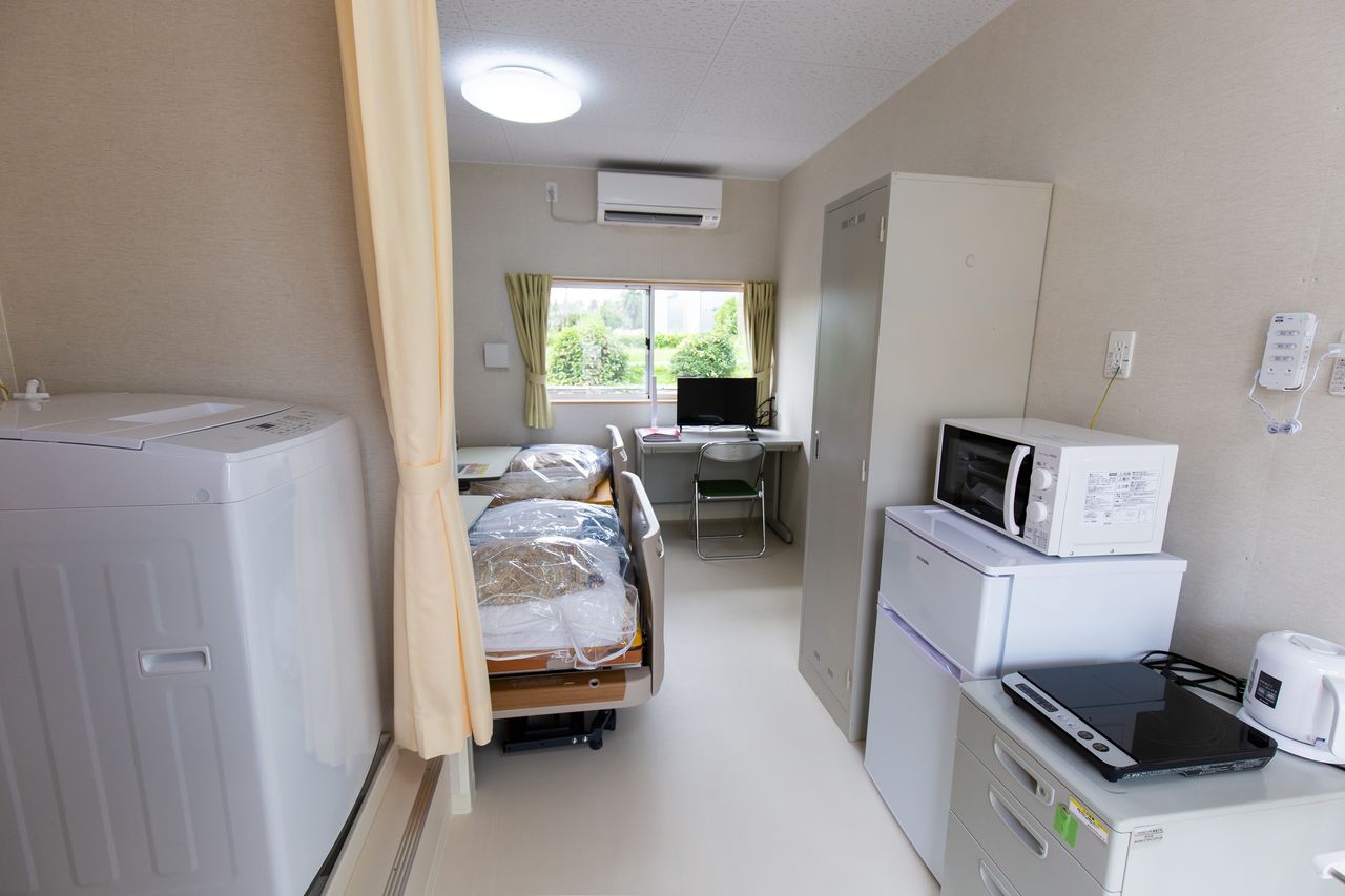 Ce module du Centre d’hébergement d’urgence d’Odaiba est équipé de deux lits afin de pouvoir héberger une famille contaminée par le Covid-19.
