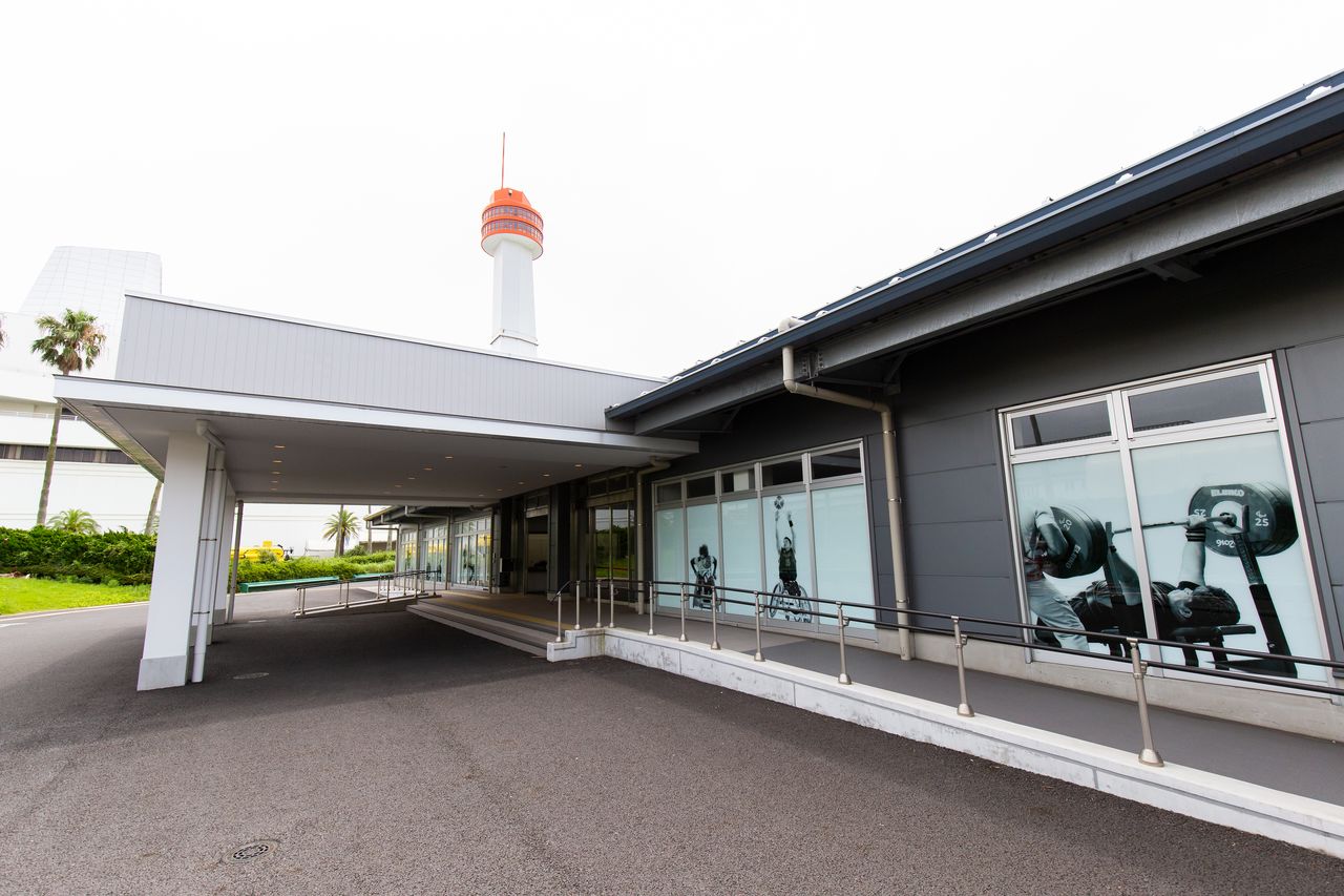 Vu de l’extérieur, le Centre d’accueil paralympique Para Arena de la Nippon Foundation ne donne pas l’impression d’abriter temporairement des lits médicalisés pour faire face à l’épidémie de coronavirus.