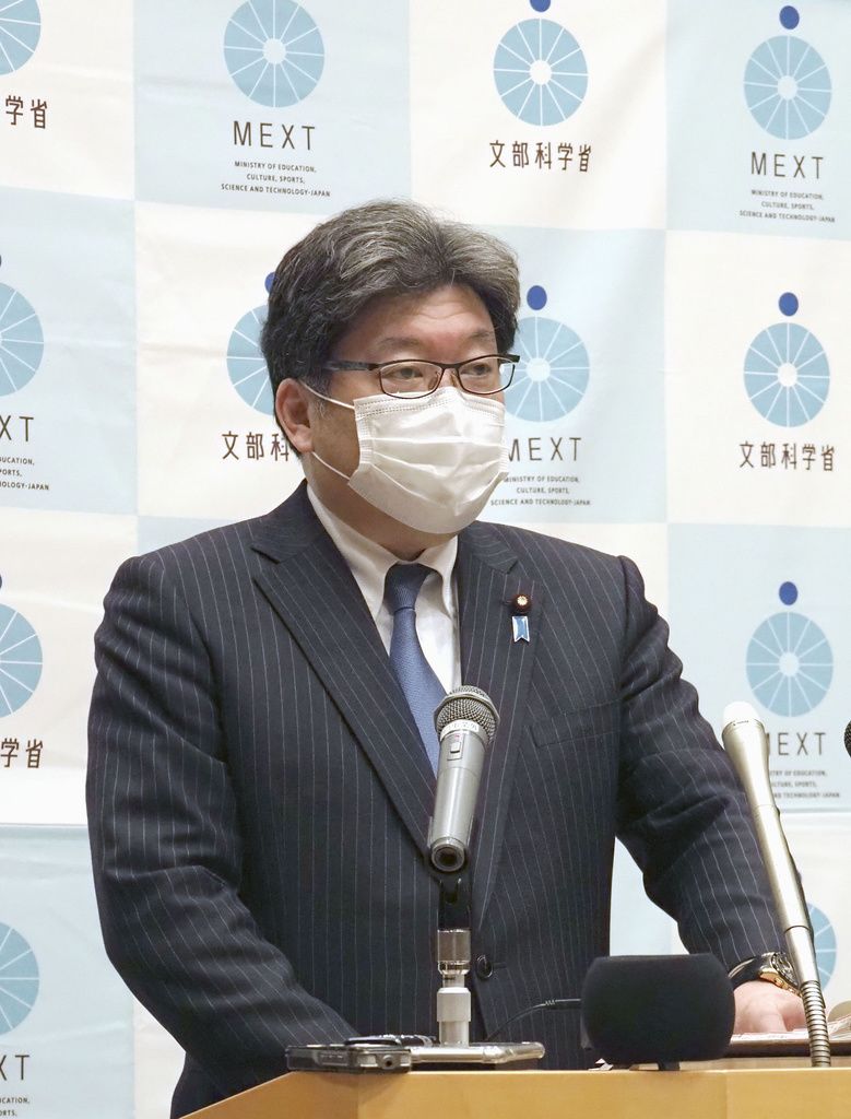 En conférence de presse, le ministre de l'Éducation Hagiuda Kôichi a déclaré qu'il « n'envisageait aucun changement immédiat », mettant ainsi une bonne fois pour toutes un terme au débat sur un passage à une rentrée scolaire en septembre (© Jiji).