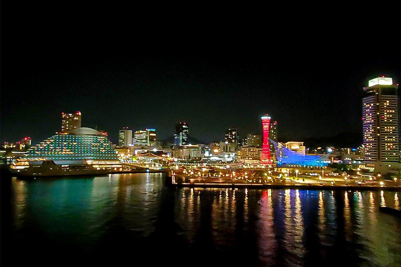 La ligne d’horizon nocturne de Kobe vue de la mer. La luminosité propre à l’époque antérieure au tremblement de terre est revenue. (© Sakurai Seiichi)