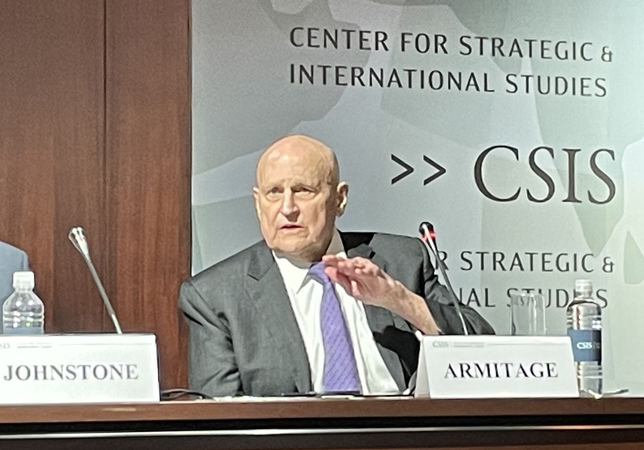 Richard Armitage donne des explications sur un rapport proposant des options politiques au Japon au Centre pour les études stratégiques et internationales, Wahington DC, en avril 2024. (Jiji)