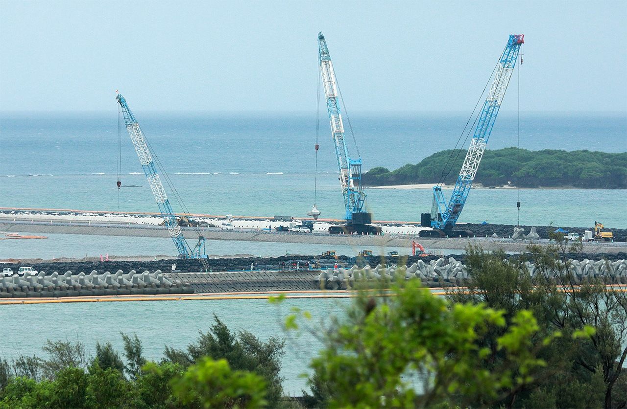 Les travaux de construction se poursuivent à Henoko malgré l'opposition des habitants d’Okinawa (© Jiji).