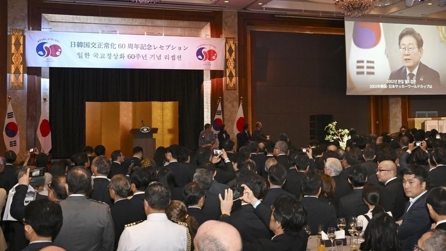 À Séoul, lors des commémorations du 60e anniversaire de la normalisation des relations diplomatiques du Japon et de la Corée du Sud. À droite en arrière-plan, on aperçoit sur l’écran le visage du président sud-coréen Lee Jae-myung pendant son allocution vidéo. (Photo prise le 16 juin 2025. Kyôdô)