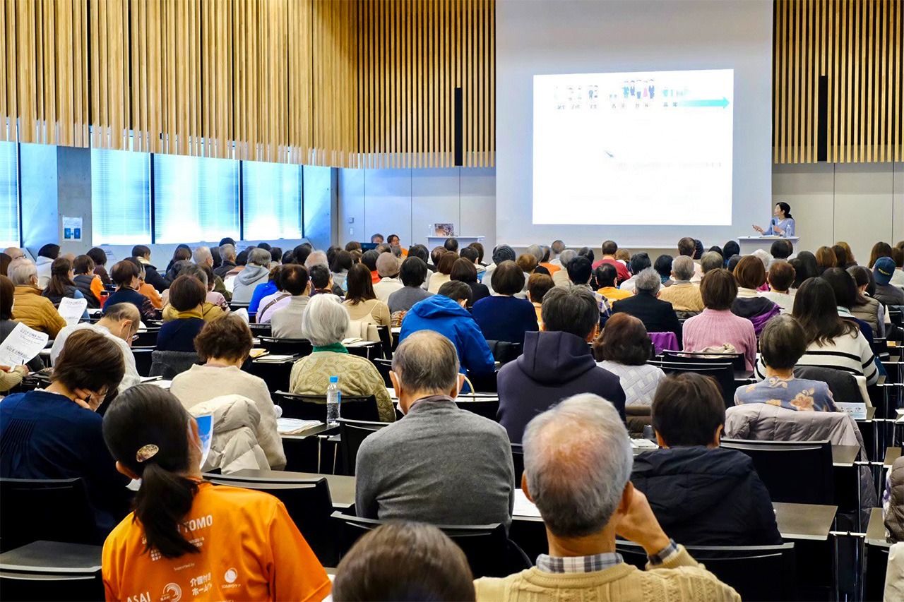 Le sommet « Machida D », organisé pour promouvoir la compréhension et sensibiliser la population au problème de la démence. Un grand nombre de personnes viennent y assister chaque année. (Avec l’aimable autorisation du gouvernement municipal de Machida)