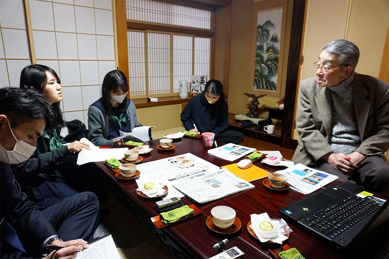 Satô Susumu (à droite) répond clairement aux questions des élèves du lycée universitaire de Kanazawa, chez lui à Toyama. (© Miyazaki Takahiro)