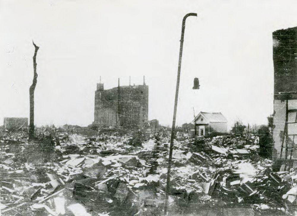 Les ruines calcinées de la rue commerçante Sôgawa, telles que photographiées dans Toyama daikûshû(« Le bombardement de Toyama »). (© Kitanippon Shimbun)