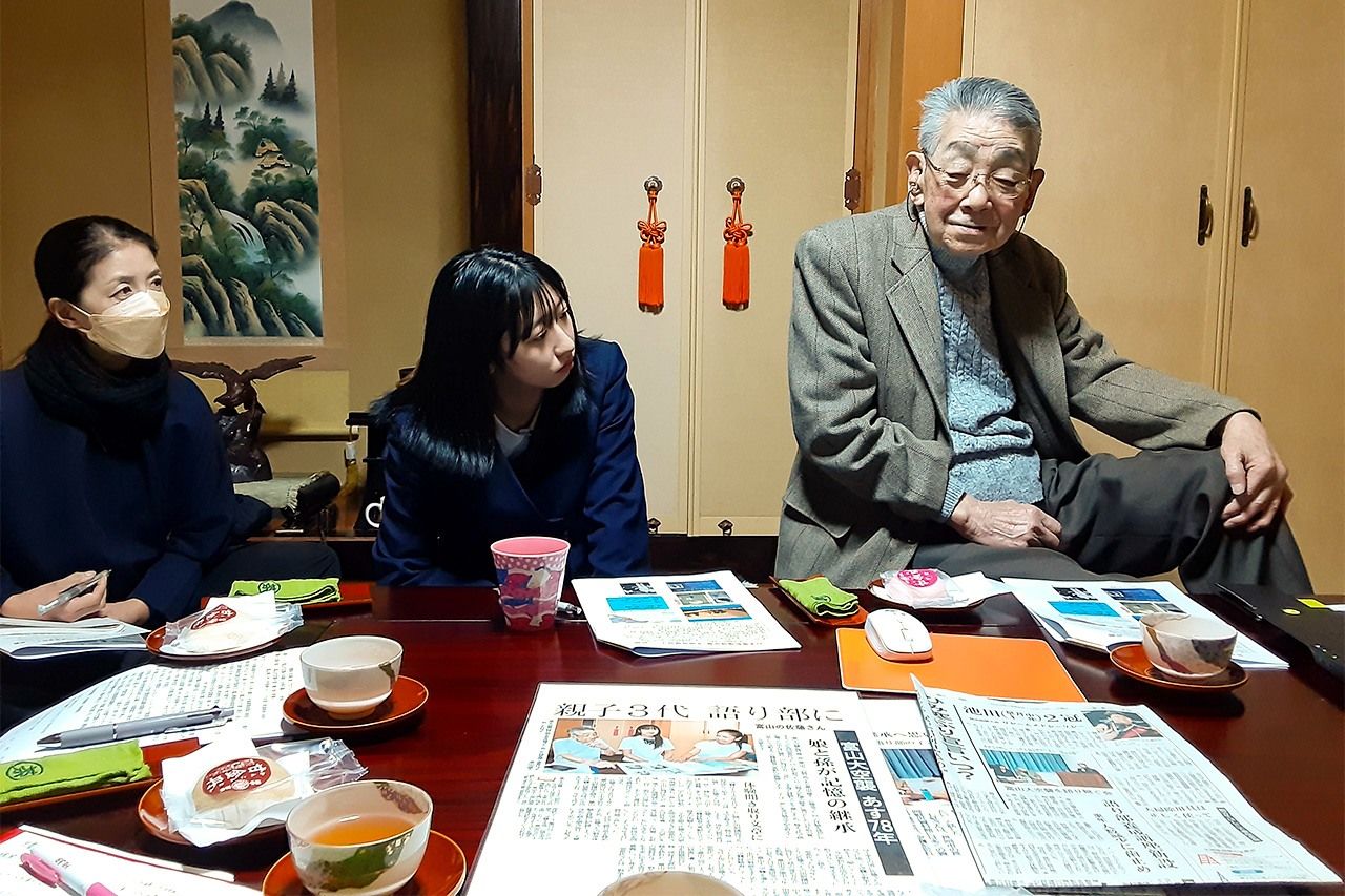 La petite-fille de Satô, Nishida Nanako (au centre), et sa mère Akiyo écoutent attentivement ses souvenirs. (© Miyazaki Takahiro)