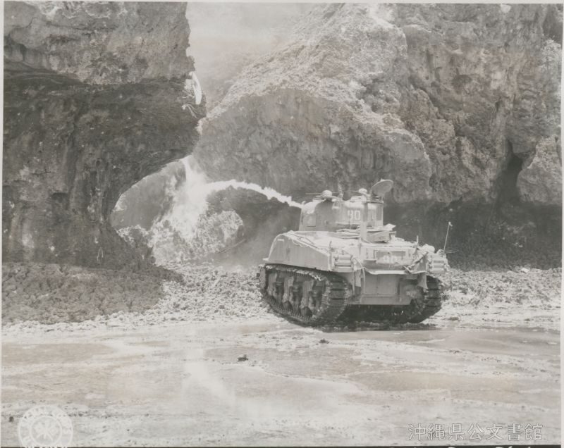 Des soldats américains utilisent un lance-flammes pour attaquer des militaires et civils japonais réfugiés dans une grotte pendant la bataille d’Okinawa, le 25 juin 1945. (Archives préfectorales d’Okinawa)