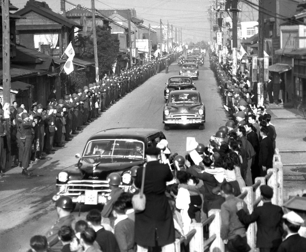 Près de 200 000 Japonais se sont pressés dans les rues pour saluer le départ du général MacArthur quittant le Japon après six ans d’occupation. (© Kyôdô)