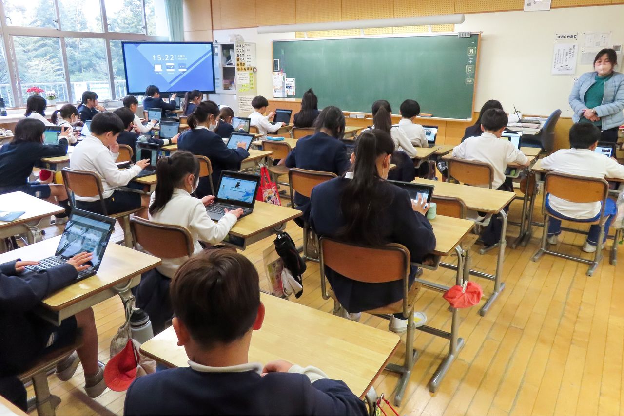Une classe à l’école primaire d’Ôarai, où un enfant sur dix a des origines étrangères. (© Tanaka Keitarô).