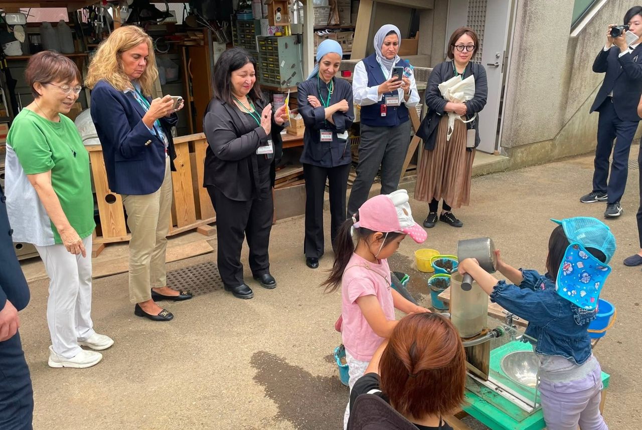 La vice-ministre égyptienne de la Solidarité sociale, Marguerite Saroufim, en visite à la crèche de l'université des femmes d'Ochanomizu pour observer le fonctionnement des structures d'accueil de la petite enfance. Le 23 juin 2026 à Tokyo. (Photo avec l'aimable autorisation du ministère égyptien de la Solidarité sociale)