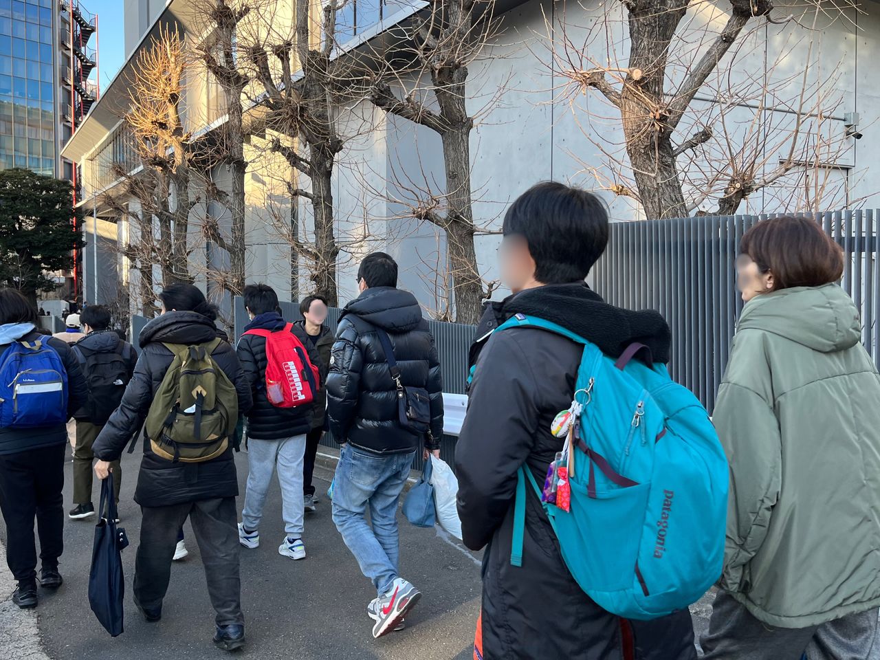 De futurs collégiens se rendant à leur centre d’examen à Tokyo, février 2026. (© Tanaka Ruiko)