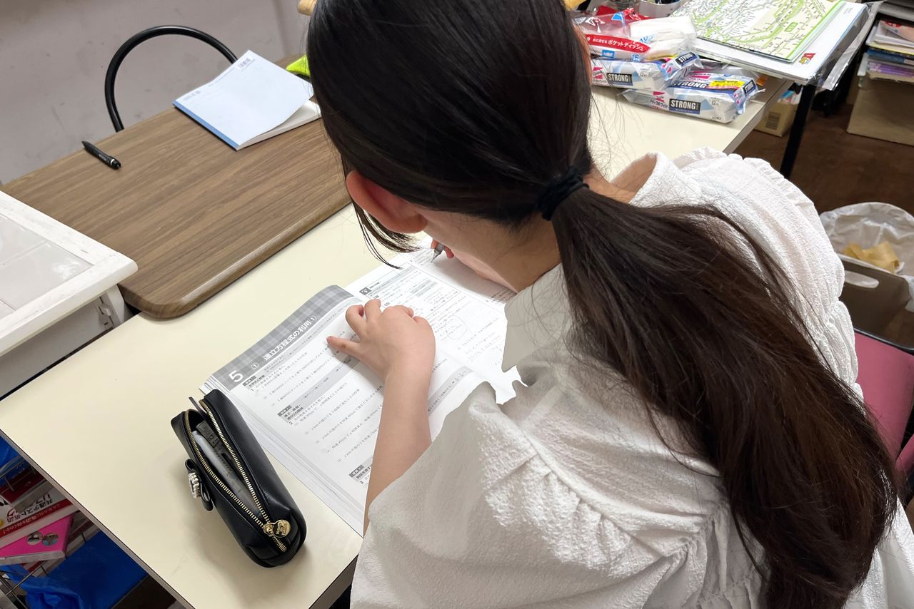 Une élève de l’école Nishiogi Gakuin. Elle a cessé d’aller dans le collège privé où elle était inscrite. Elle a plus tard été transférée dans un établissement public et souhaite maintenant intégrer un lycée public à Tokyo. (© Tanaka Ruiko)