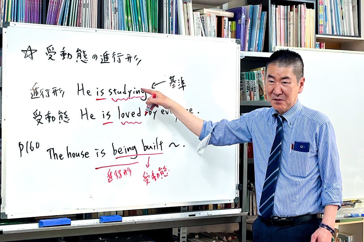 Le directeur de l’école Nishiogi Gakuin, Tanaka Seiki, donne un cours en tête-à-tête à un élève. (© Tanaka Ruiko)
