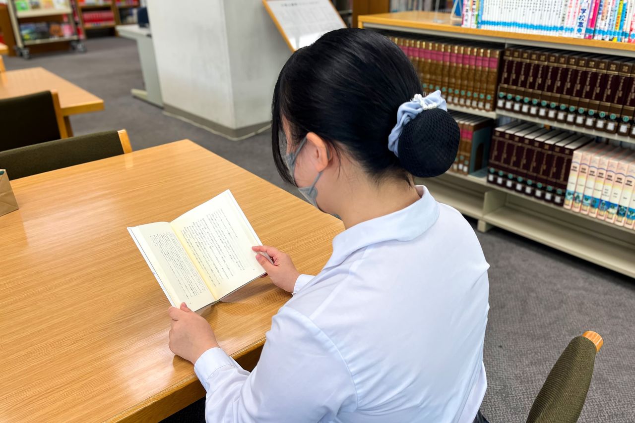 Nakanishi Mio lit un livre au lycée Shinjuku Yamabuki. Elle souhaite faire des études de droit. (© Tanaka Ruiko)