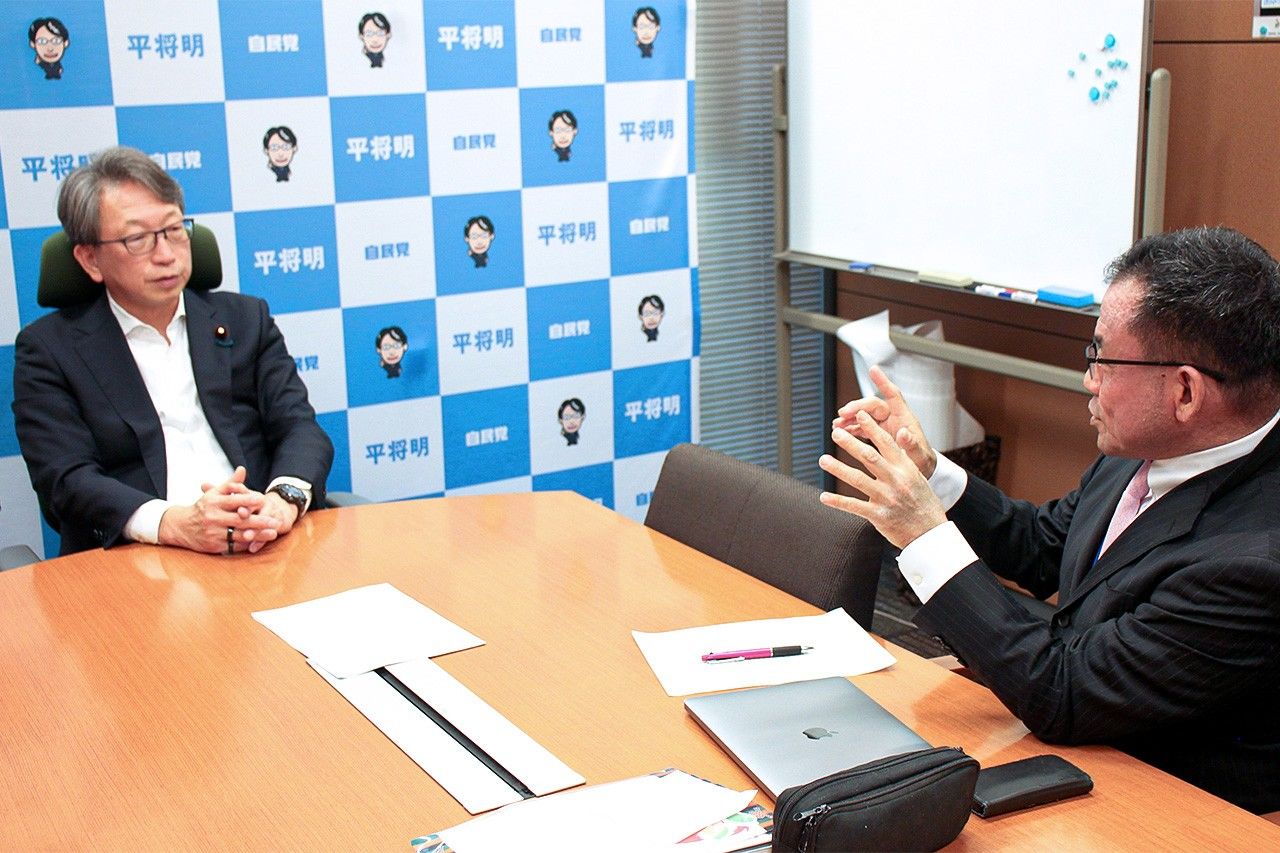 Taira Masaaki (à gauche) et Takenaka Harukata, président du comité de planification éditoriale de Nippon.com. (Photo : Nippon.com)
