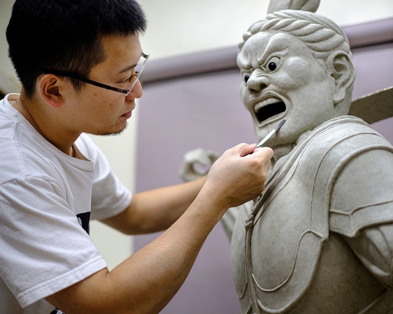 Shigematsu Yûshi, sculpteur sur argile et diplômé du programme doctoral 2019 de l’Université des arts de Tokyo (© Kojima Hisanori)