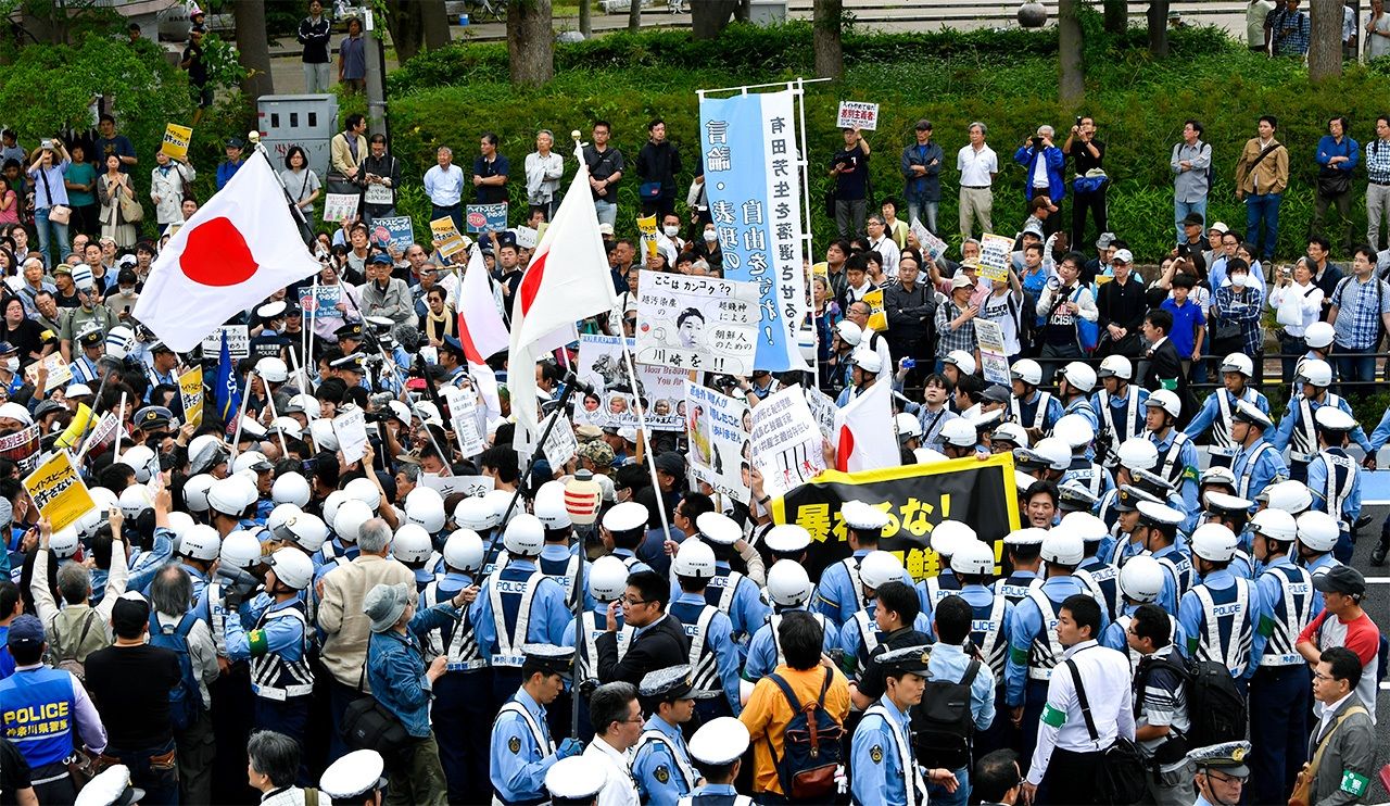 À Nakahara-ku, Kawasaki, en juin 2016, une contre-manifestation a encerclé les participants à un rassemblement haineux, les forçant à quitter les lieux (© Jiji) 