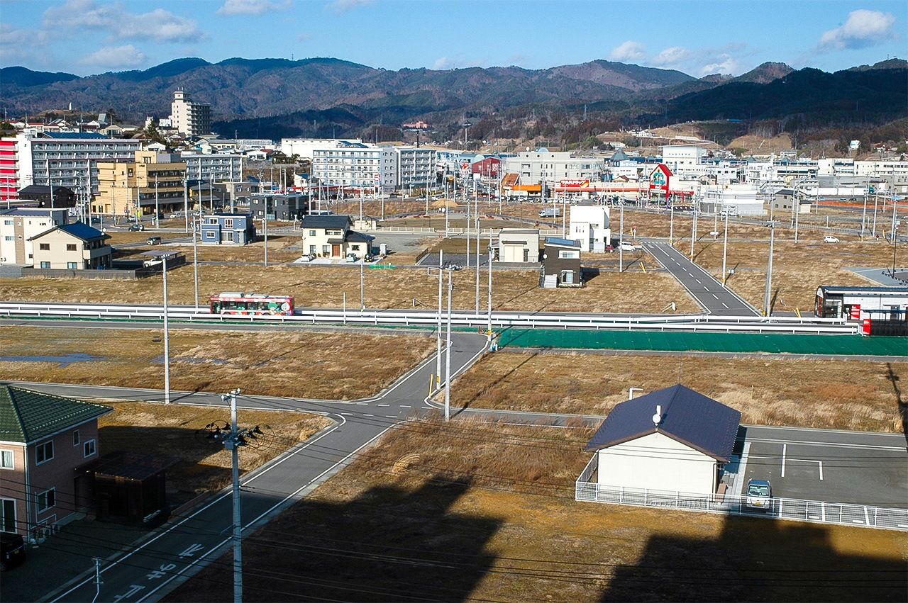 Les travaux d’élévation des terrains sont achevés, mais les parcelles non-utilisées restent nombreuses dans le quartier de Minami-Kesennuma.