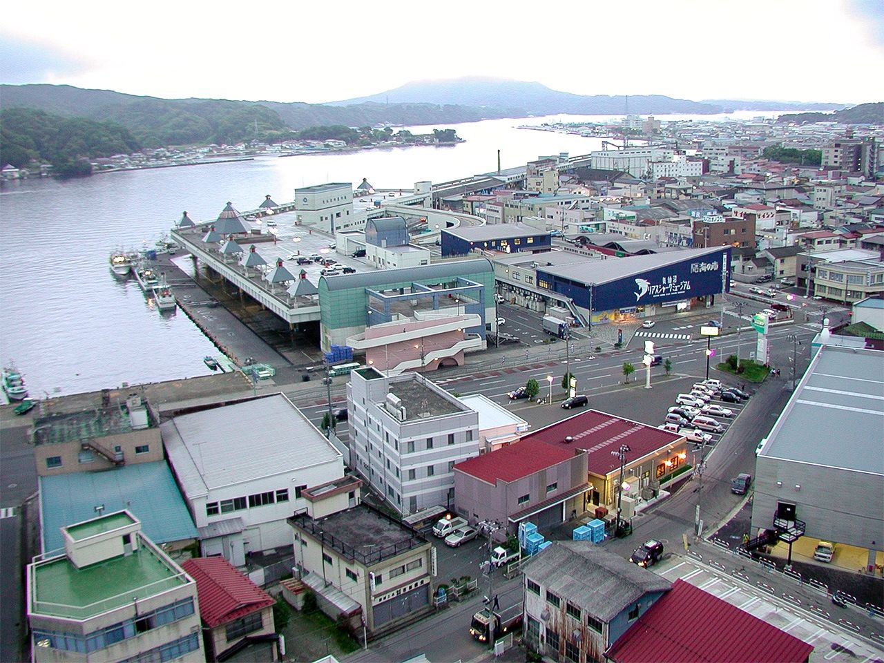 Le quartier de Minami-Kesennuma avant le tremblement de terre (la zone au-dessus de la route au centre)