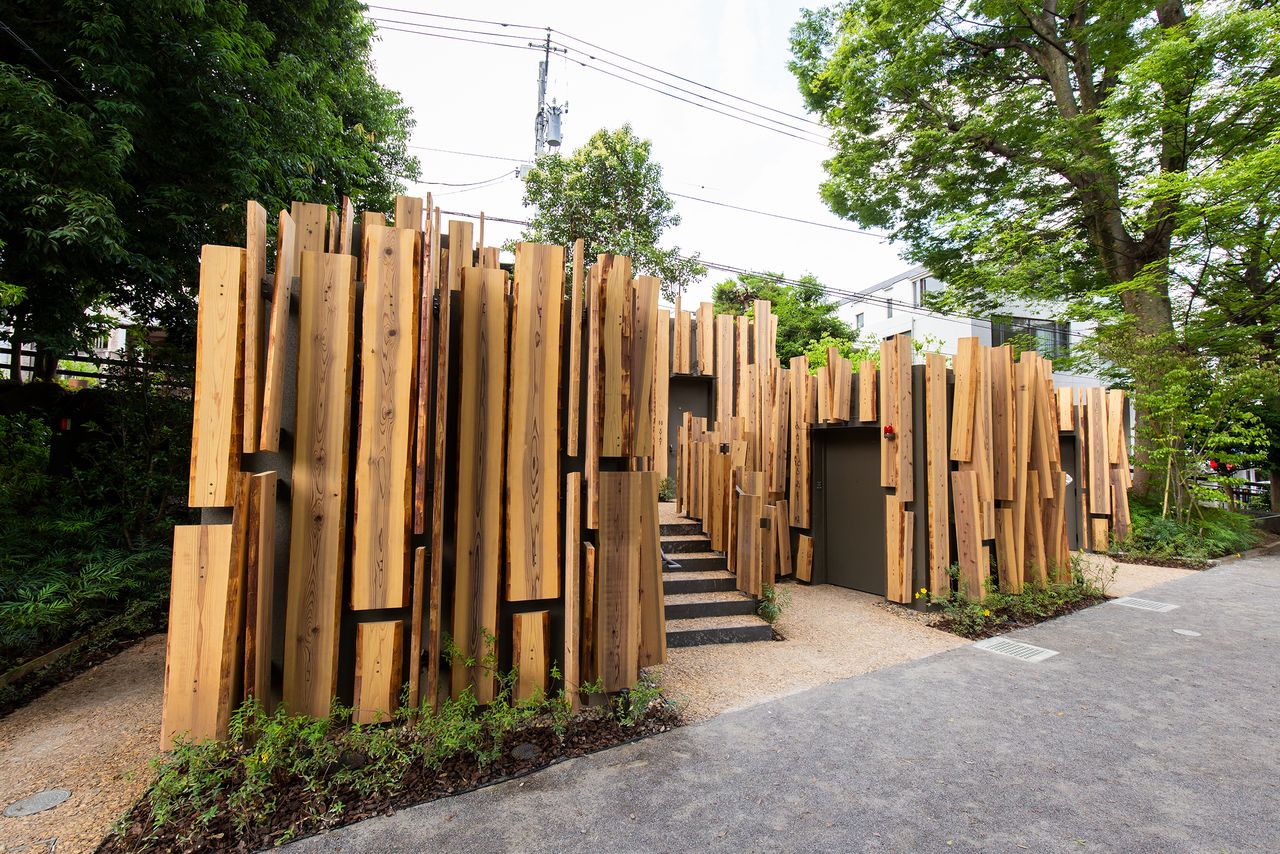 Les toilettes Mori no Komichi conçues par Kuma Kengo. Chacune des cinq structures a une fonction différente. L’une d’entre elle est dédiée à l’accès aux fauteuils roulants, l’autre aux enfants, et on compte également un endroit pour les personnes souhaitant changer d’habit.