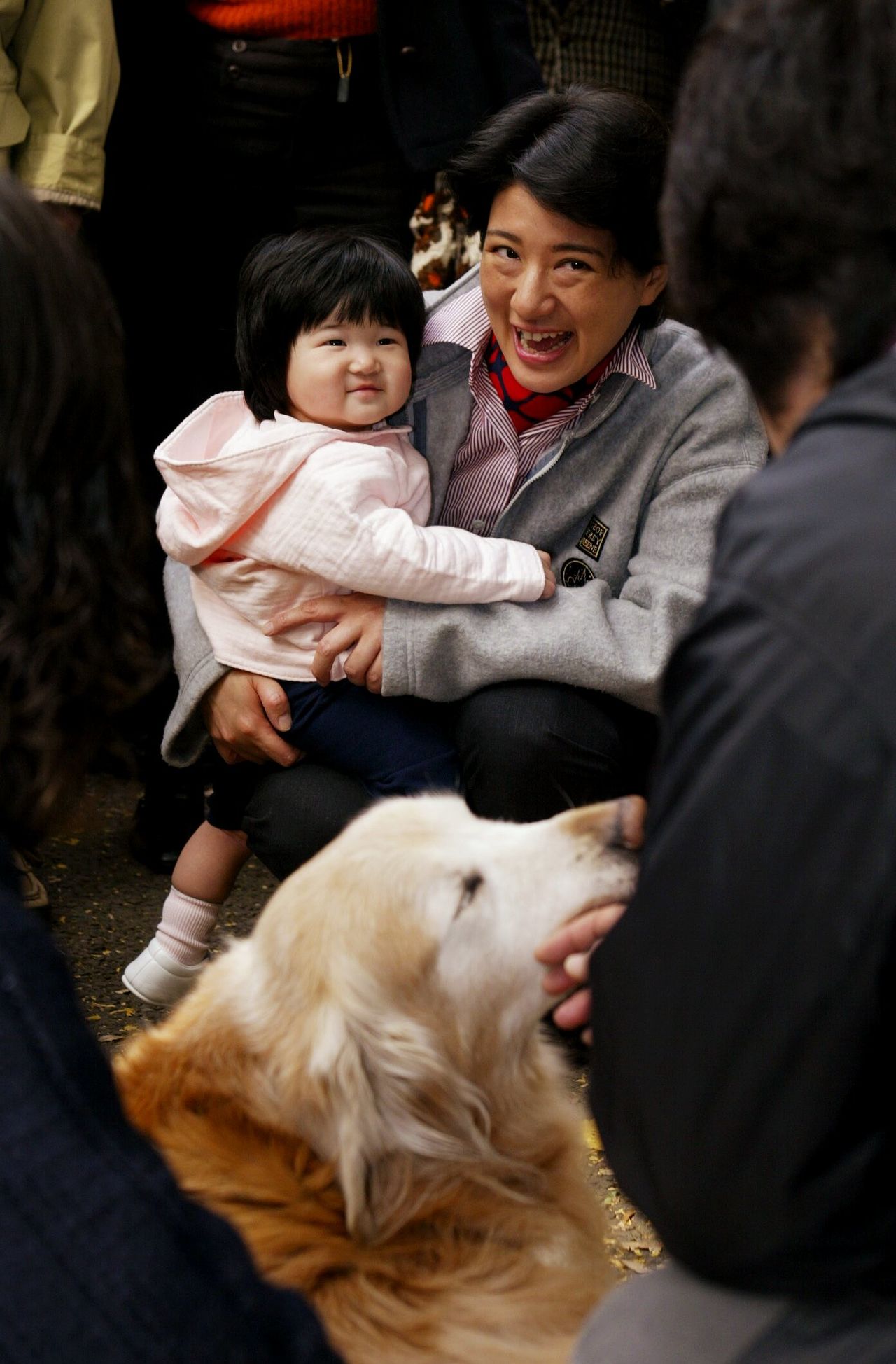 La princesse Masako et Aiko, très enthousiastes en rencontrant un chien lors de leur promenade dans le jardin extérieur du sanctuaire Meiji, le 21 novembre 2002 (Jiji)