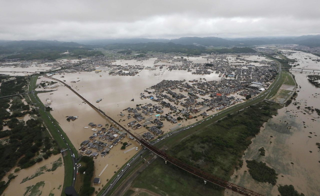 Un aperçu de l’étendue des ravages causés par les inondations de 2018 dans l’ouest du Japon. Vue aérienne de la ville de Kurashiki, dans la préfecture d’Okayama, prise dans la matinée du 8 juillet 2018. (Jiji Press)