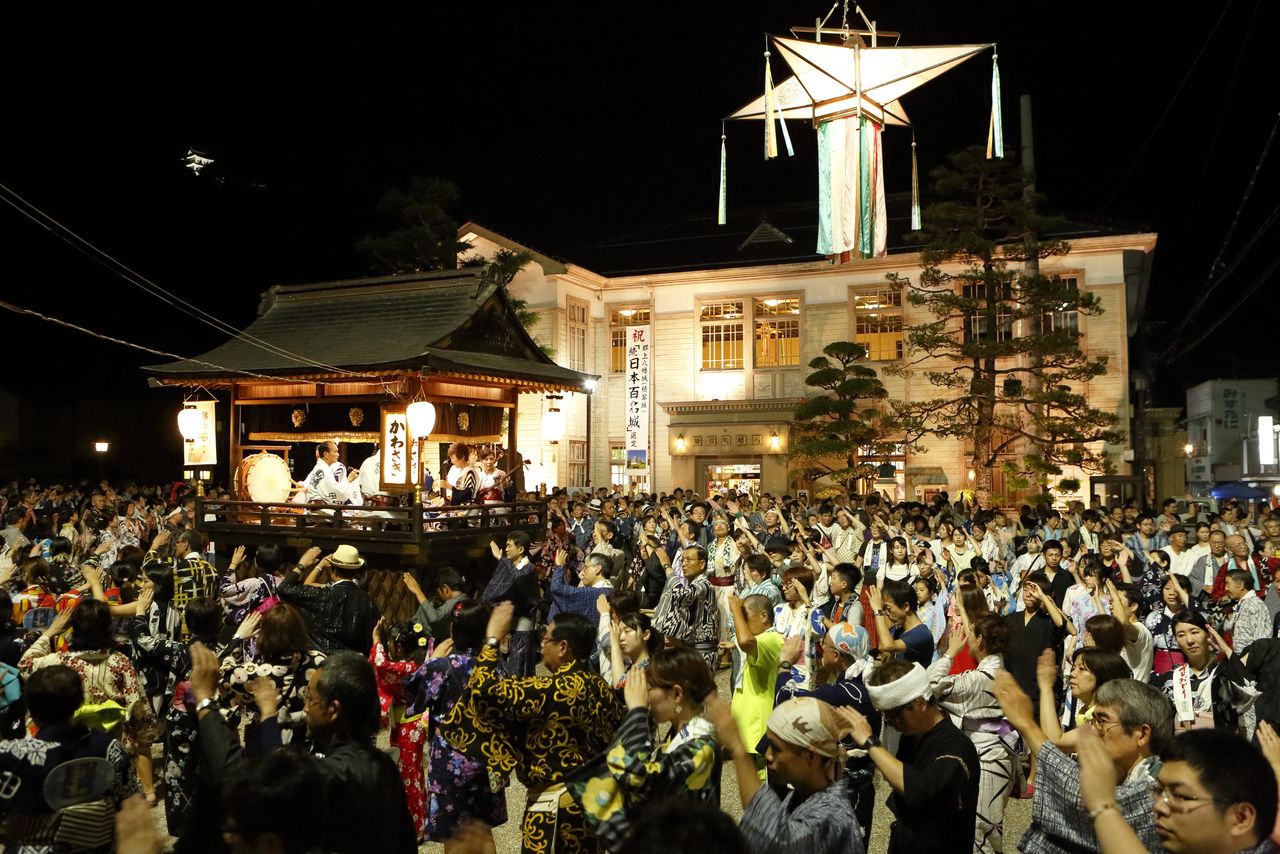 La danse Gujô Odori, à Gujô, dans la préfecture de Gifu (© Bureau du tourisme de la préfecture de Gifu)