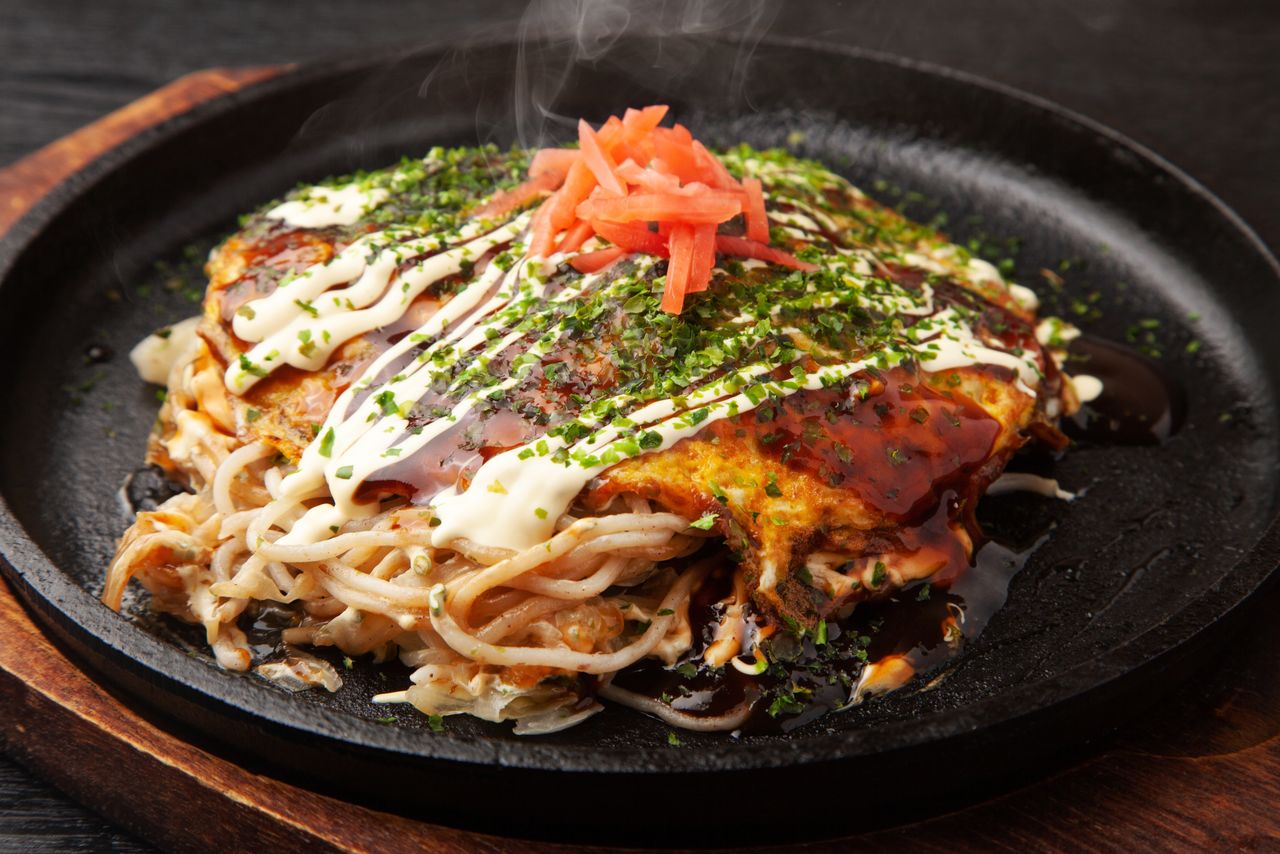 L’okonomiyaki de Hiroshima comprend généralement des nouilles sautées (yakisoba). (© Pixta)