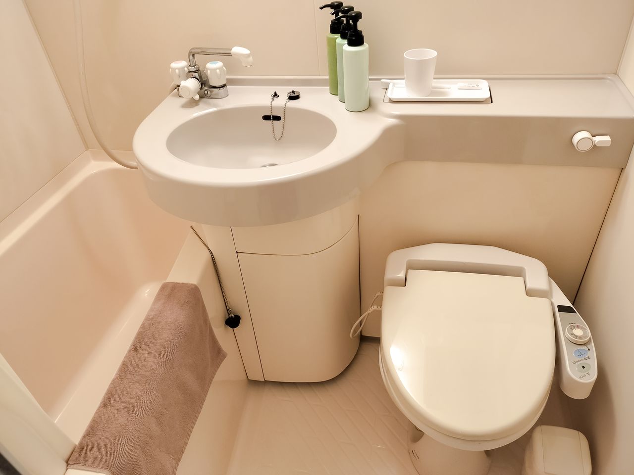 Dans les petits logements à loyer modéré, les toilettes, le lavabo et la baignoire ne sont pas dans des pièces séparées. (© Pixta)