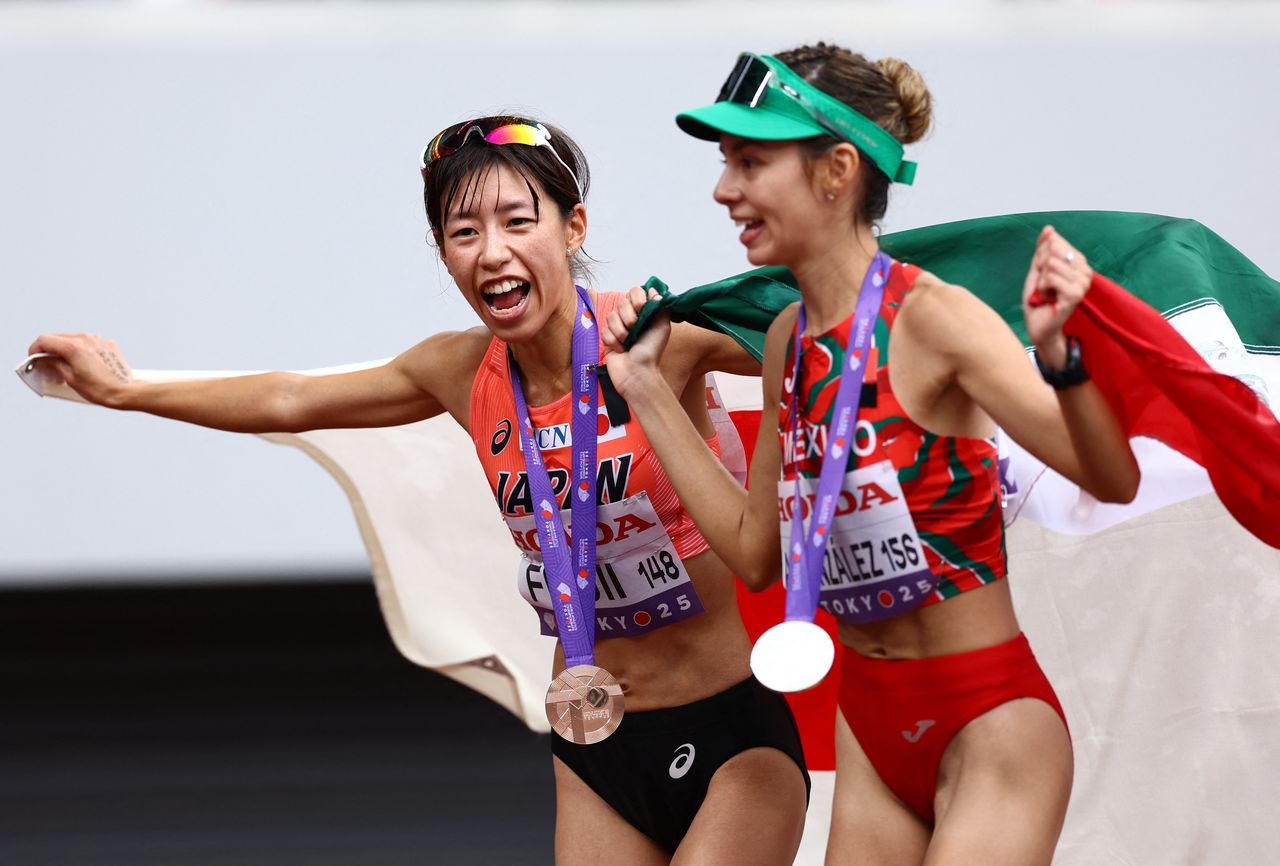 Fujii Nanako (gauche) et la Mexicaine Alegna Gonzalez, respectivement médaille de bronze et médaille d'argent (© Reuters)