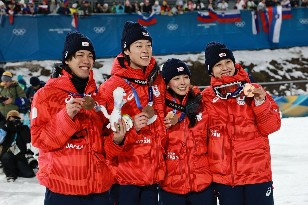 De gauche à droite : Nikaidô Ren, Kobayashi Ryôyû, Takanashi Sara et Maruyama Nozomi. (© Reuters)