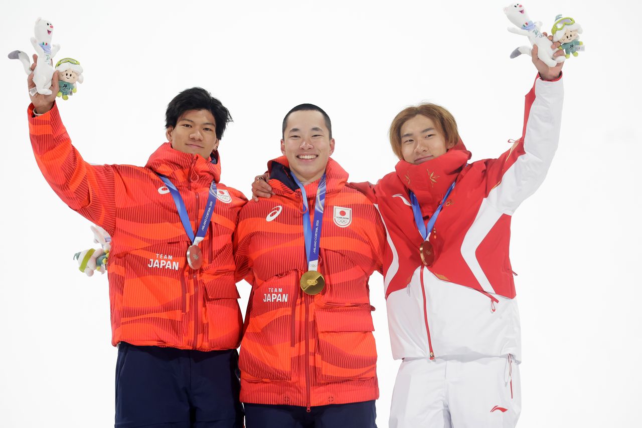 L’or pour Kimura Kira (centre), l’argent pour Kimata Ryôma (gauche) et le bronze pour le Chinois Su Yiming (droite) (© Reuters)