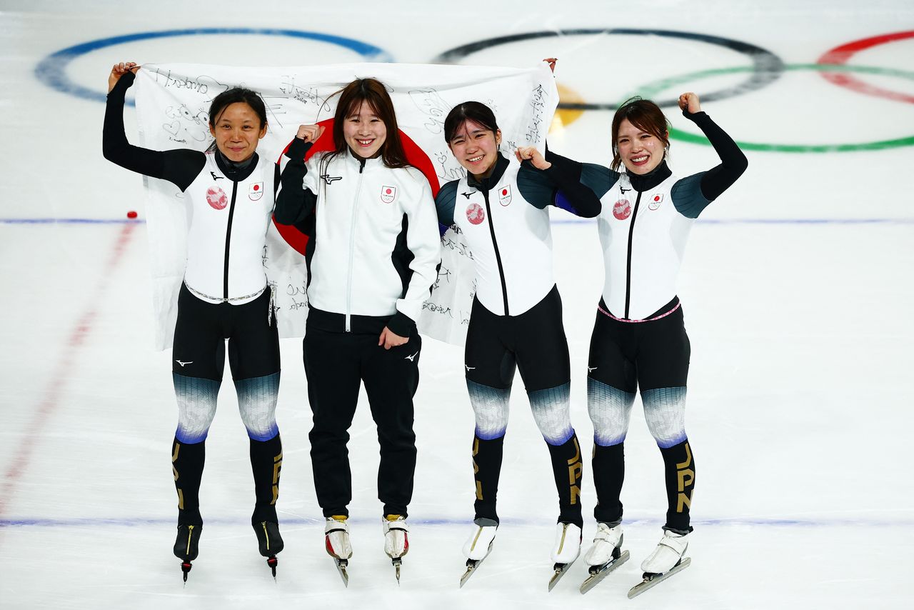 Le Japon a obtenu la médaille de bronze au patinage de vitesse, poursuite par équipe femmes. De gauche à droite : Takagi Miho, Horikawa Momoka, Noake Hana et Satô Ayano. Le 17 février 2026 (© Reuters)