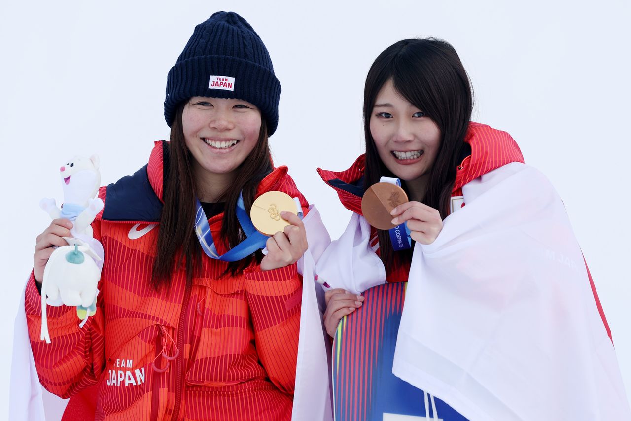 Fukada Mari et Murase Kokomo, respectivement médaille d’or et médaille de bronze au snowboard slopestyle femmes, le 18 février 2026. (© Reuters)