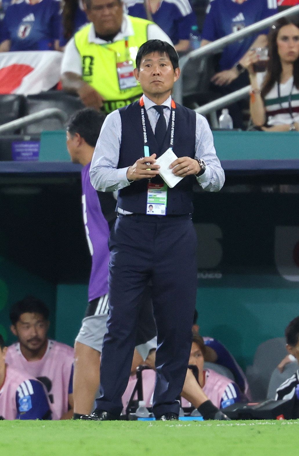 Moriyasu Hajime sur le banc lors de la première période du match de la phase de groupes de la Coupe du monde face à la Tunisie, à Monterrey (Mexique), le 20 juin 2026. Son carnet, qu’il ne quitte jamais, est devenu si emblématique que certains le surnomment le « Death Note », en référence au célèbre manga et anime dans lequel inscrire le nom de ses ennemis dans un carnet scelle leur destin. (© Jiji)