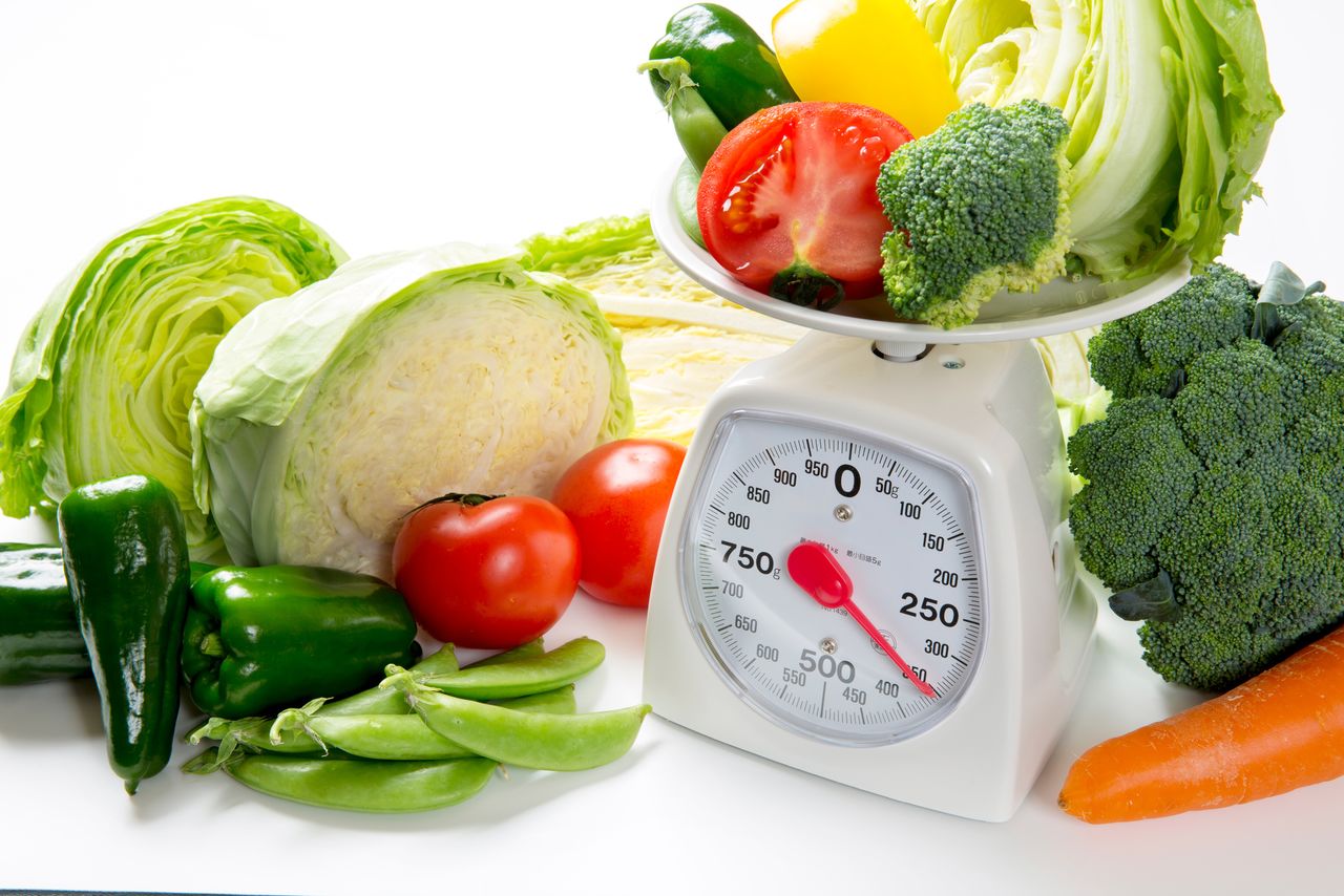 Ce que représente 350 grammes de légumes (et quelques autres produits frais autour de la balance).  Photo : Pixta