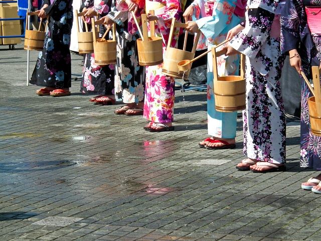 Au plus fort de l’été, les Japonais aspergent souvent les rues de leur quartier avec de l’eau de façon à abaisser la température ambiante. Vêtus du kimono léger (yukata) caractéristique de cette saison, ils puisent de l’eau contenue dans un seau en bois avec une louche également en bois. Le nom de cette coutume d’origine shintô est uchimizu (littéralement « jeter de l’eau »).
