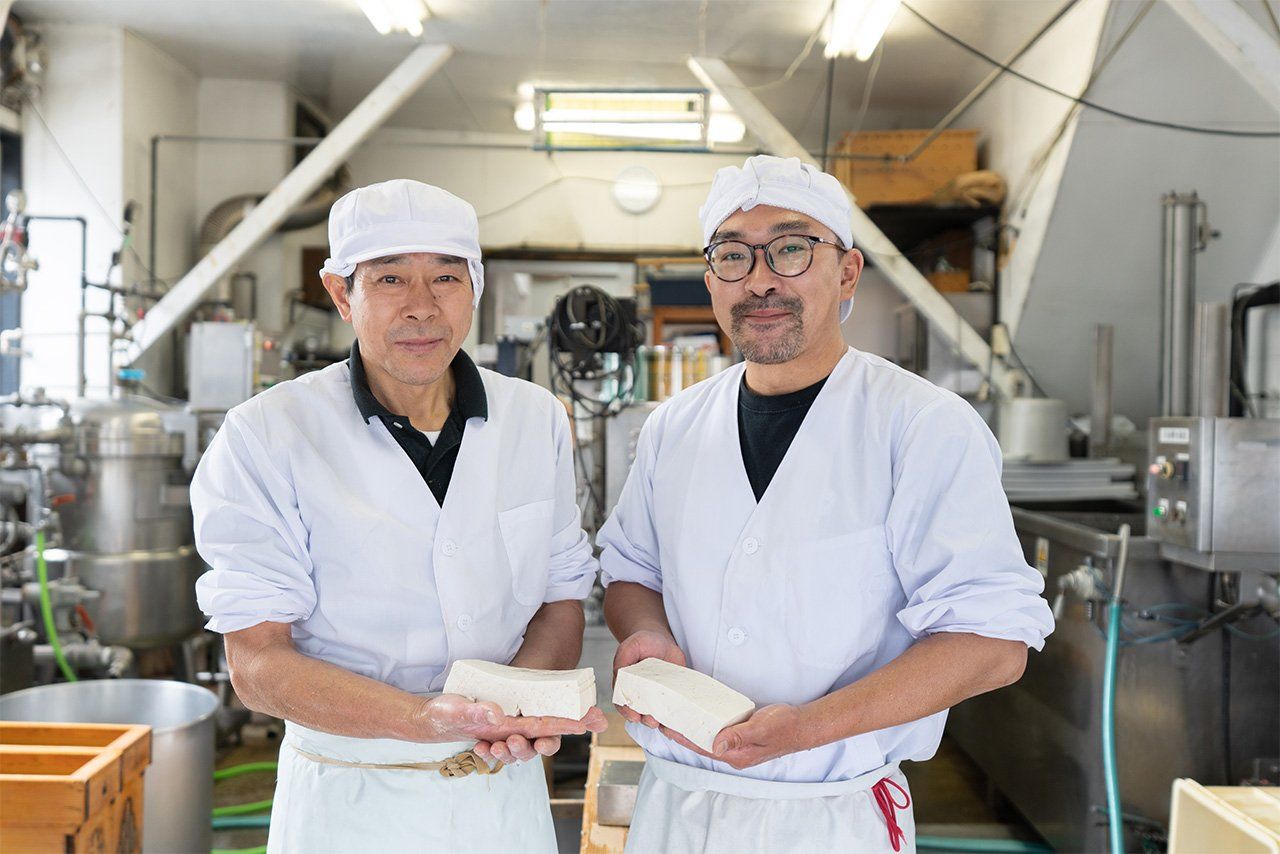 Kameda Masaru (à gauche), responsable à la troisième génération de Tochigiya, en compagnie de son successeur, Kameda Hiroshi. (© Benjamin Parks)