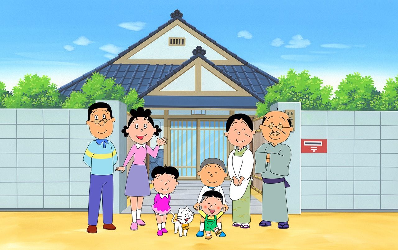 La famille de Sazae : (à partir de la gauche) le mari Masuo, Sazae, la petite sœur Wakame, le chat Tama, le petit frère Katsuo, le fils Tarao (au premier plan), la mère Fune et le père Namihei (© Hasegawa Machiko Art Museum)