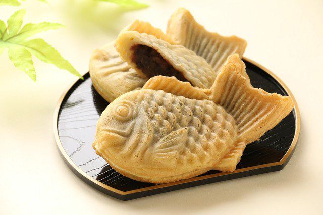The sea bream form of taiyaki is a feast for both the eyes and the taste buds.  A question often comes up in the mouths of the Japanese: eat the head first, topped with the year, or the tail, with a crispy texture?