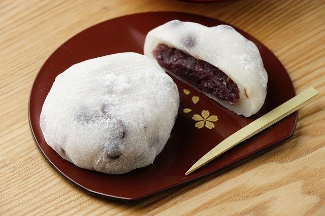 Mame daifuku with azuki incorporated into the outer layer of the mochi