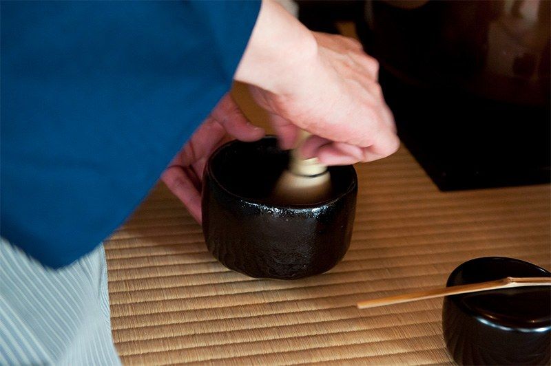 Au cours du cha no yu, le maitre de cérémonie utilise un petit fouet en bambou pour faire mousser le thé. Le bol d’une grande sobriété que l’on voit ci-dessus répond aux codes spécifiques définis par la voie du thé (sadô). (Pixta)