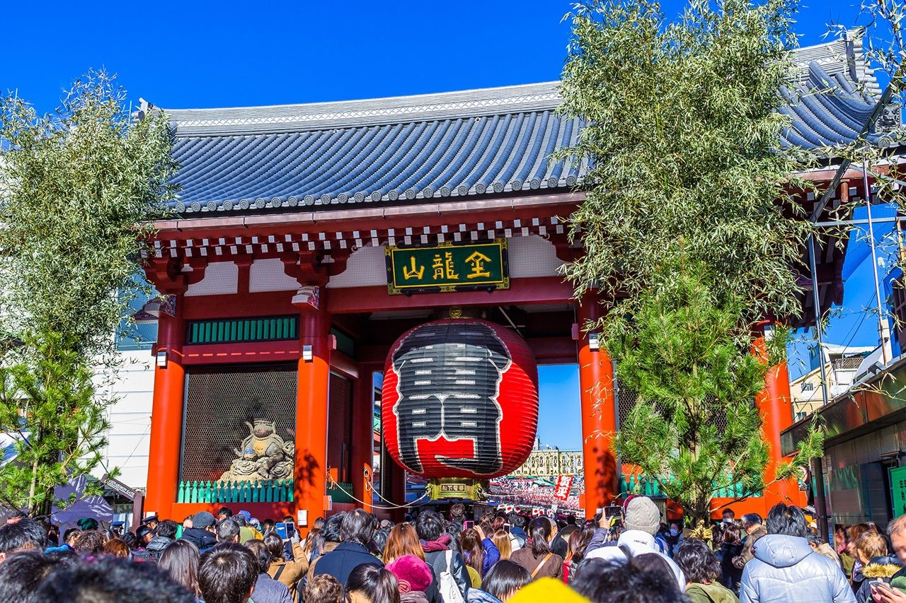 Le portail à l’entrée du temple Sensôji à Asakusa, Tokyo, le jour du Nouvel An.