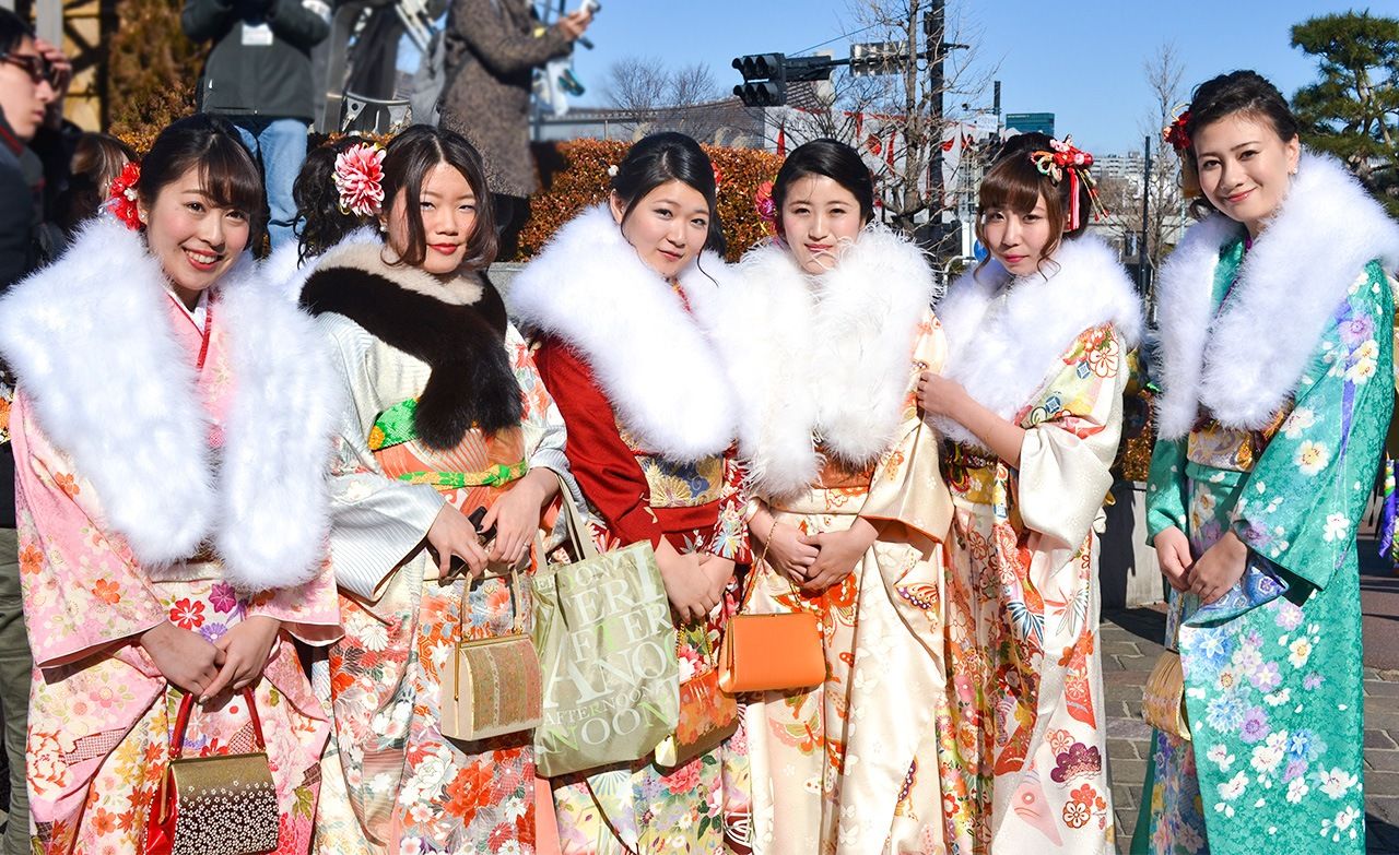 Jeunes adultes habillées en kimono le jour du passage à l’âge adulte