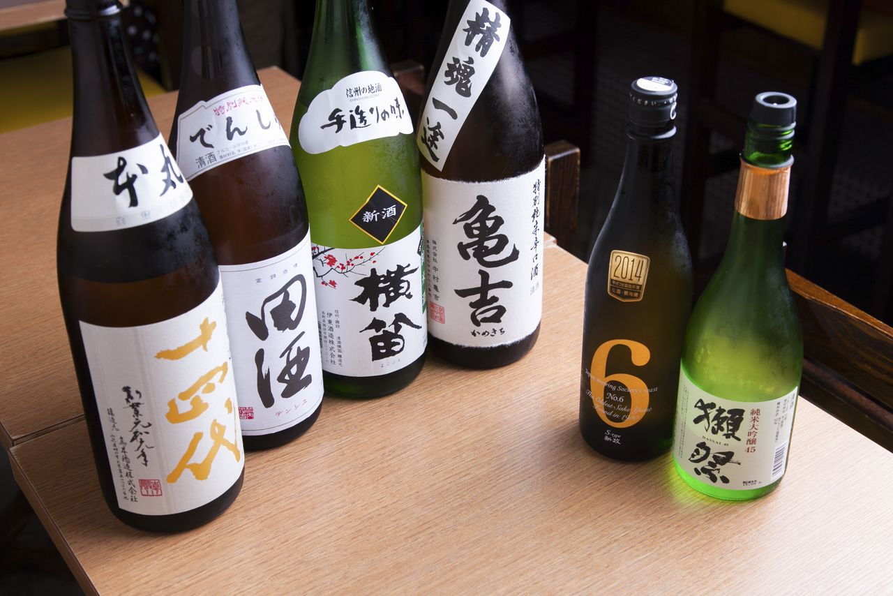 Différentes bouteilles de saké haut de gamme. Les quatre bouteilles sur la gauche ont une contenance de 1 shô et les deux sur la droite de 4 gô (Pixta).