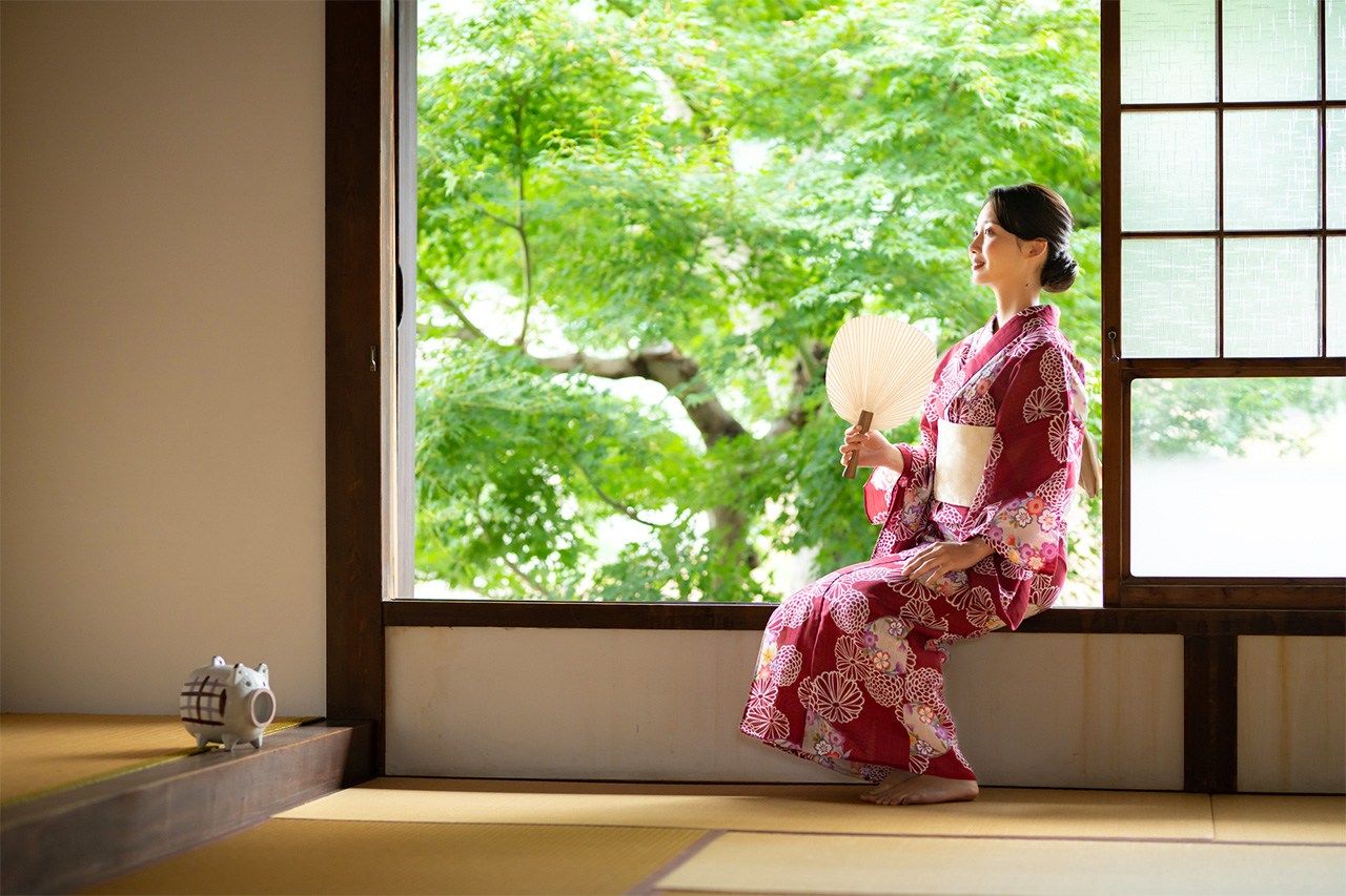 Japonaise s’éventant avec un uchiwa. (© Pixta)