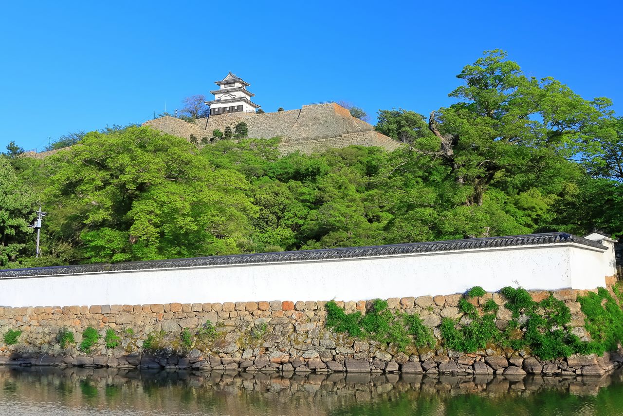 Le château de Marugame surplombe toujours la ville du même nom. (Pixta)