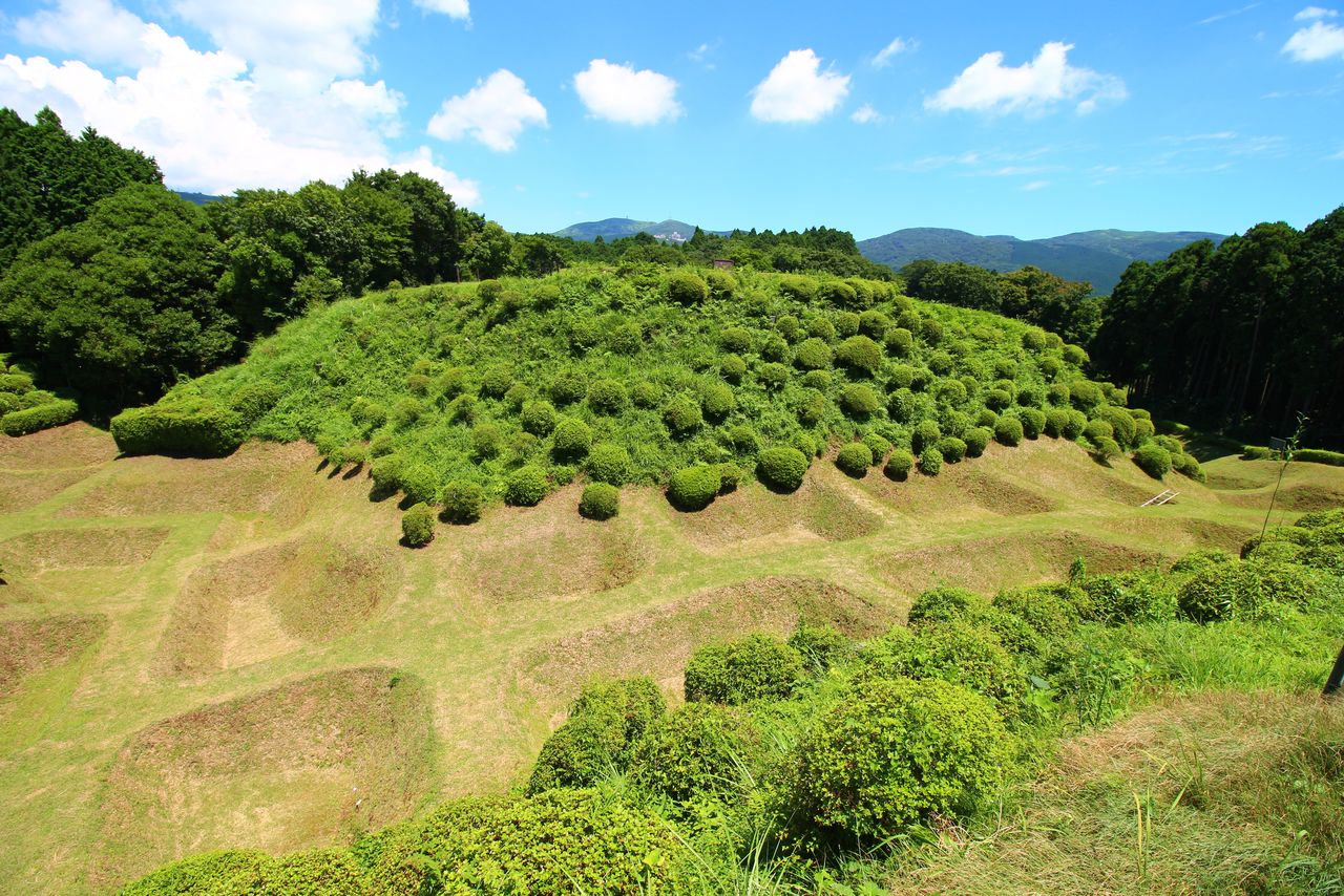 Une version très connue de douves sèches du type shôji-bori dans les ruines du château de Yamanaka, dans la préfecture de Shizuoka. Ce château appartenait au clan Hôjô. (Pixta)